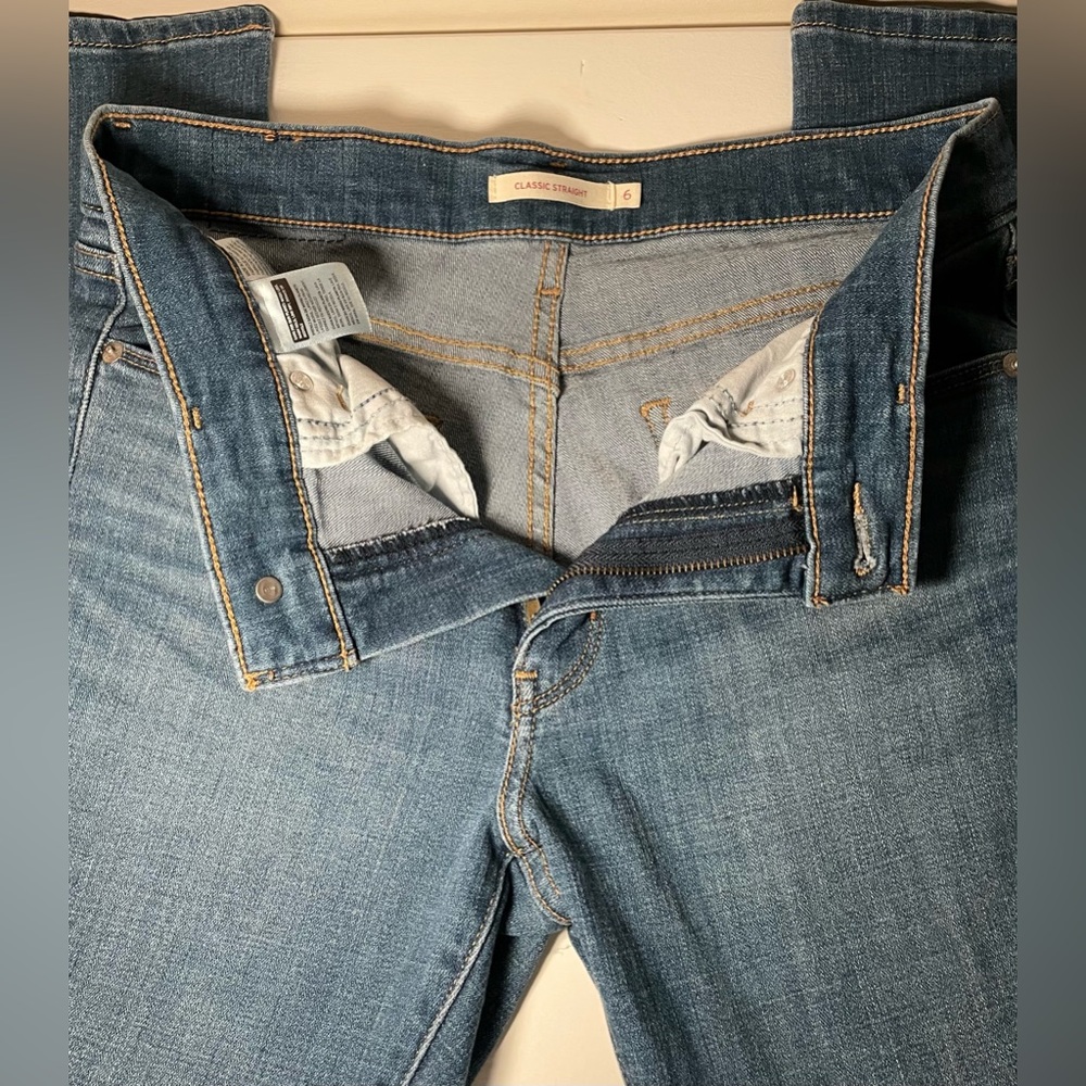 Levi's Classic Fit Women’s Jeans in Medium Wash - Picture 2 of 6